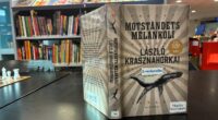 Boken Motståndets melankoli av László Krasznahorkai uppställd på ett bord i Husby bibliotek