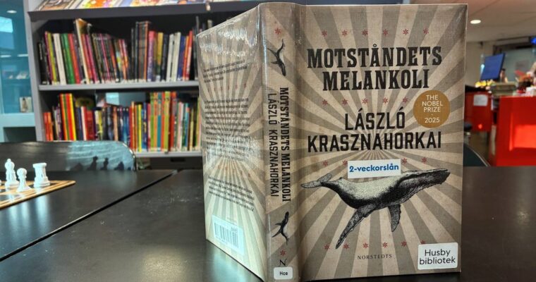 Boken Motståndets melankoli av László Krasznahorkai uppställd på ett bord i Husby bibliotek