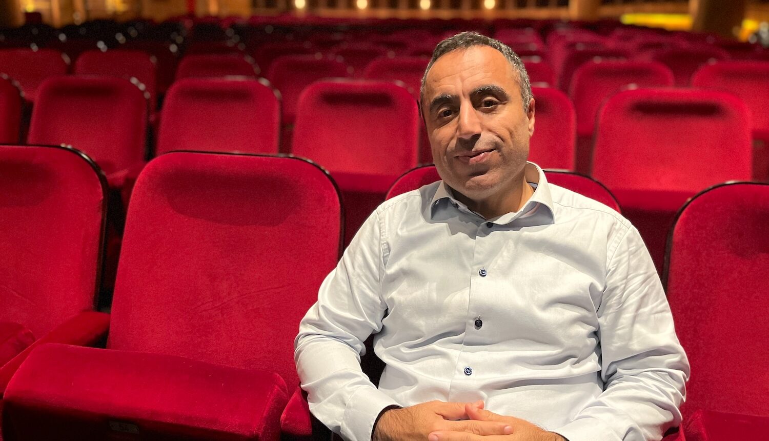 Özz Nûjen sitter i de röda fåtöljerna på Rival på Mariatorget.