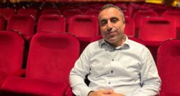 Özz Nûjen sitter i de röda fåtöljerna på Rival på Mariatorget.