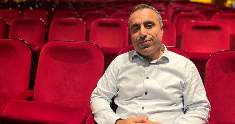 Özz Nûjen sitter i de röda fåtöljerna på Rival på Mariatorget.