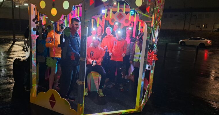 Löparna som trängs inne i ett av konstverken i Tensta.