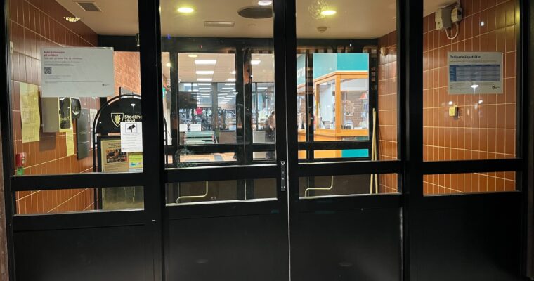 Entrén till Tensta simhall en kväll.
