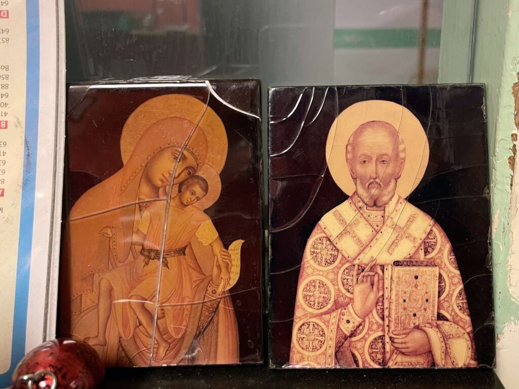 I ett hörn bakom disken står två små ikoner. 