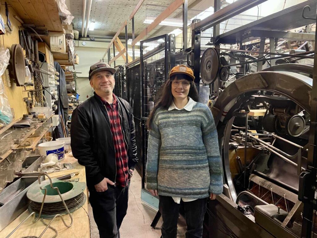Magnus Gyllenberg och Lisa Tolf visar maskineriet bakom bowlingbanorna.