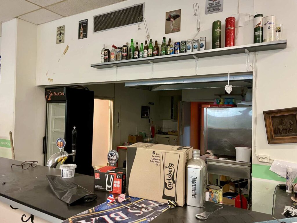 På bardisken har någon glömt kvar sina glasögon.