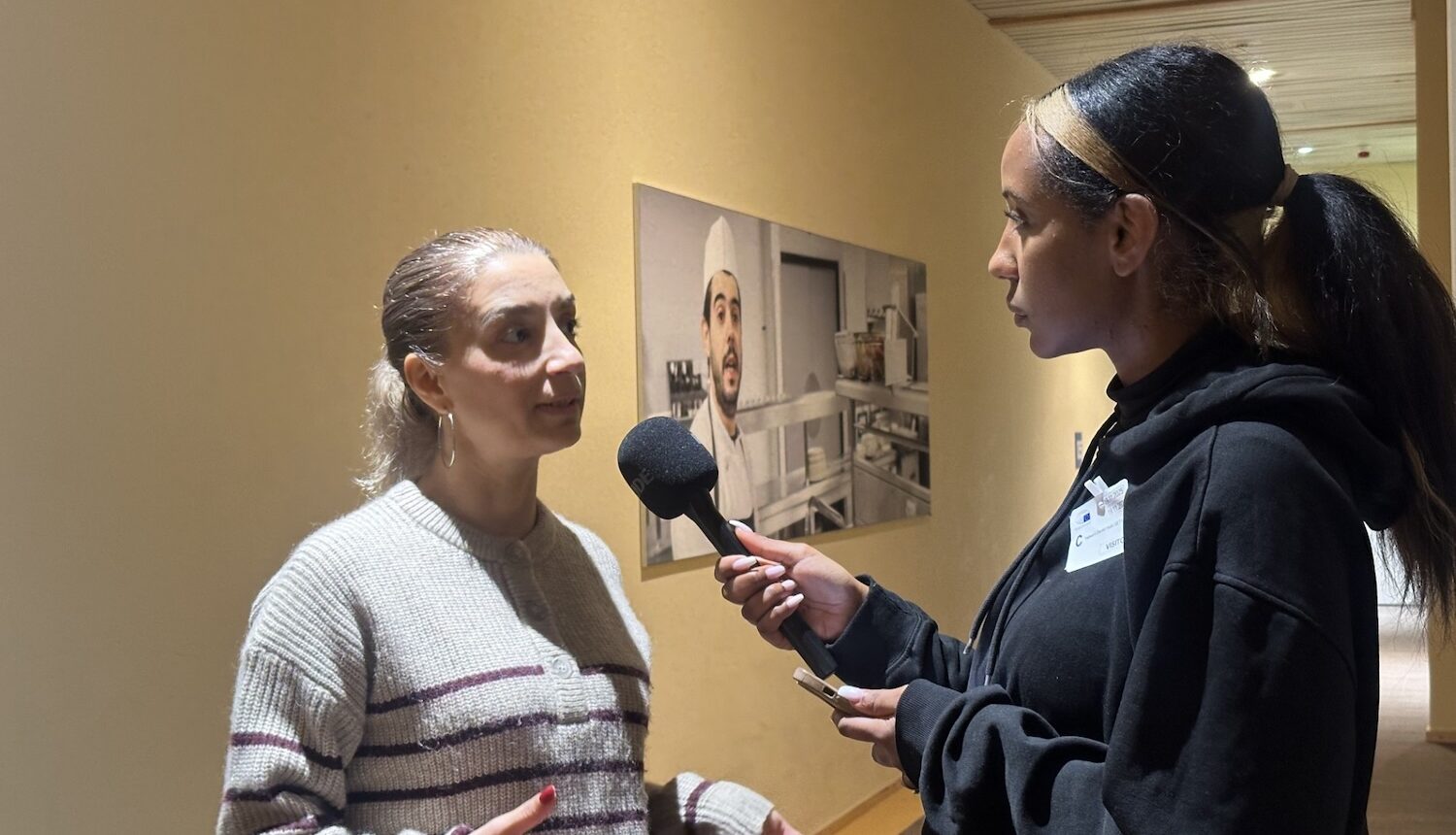 Evin Incir (S) intervjuas av deltagare från folkhögskolan.