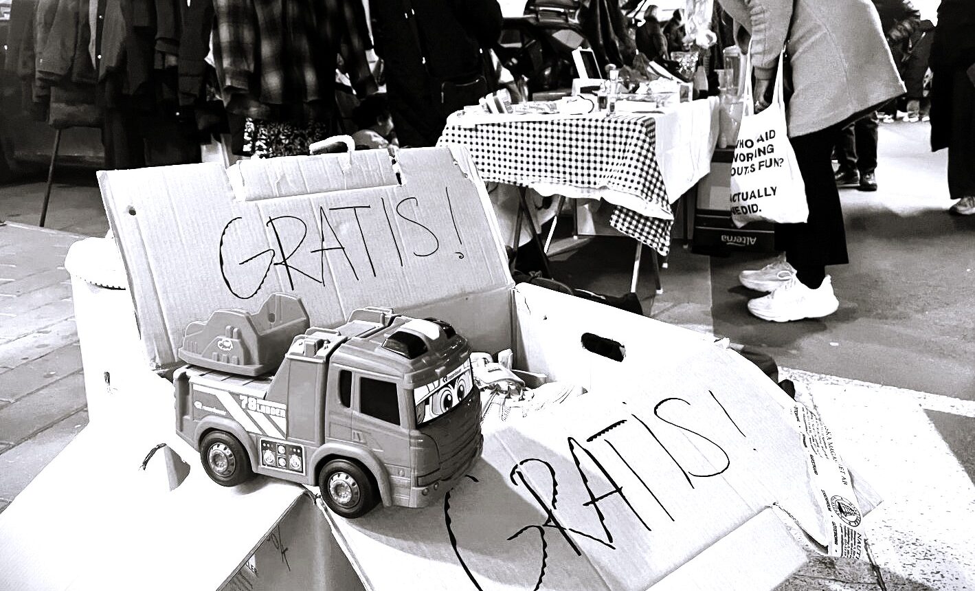gratislåda på en loppmarknad