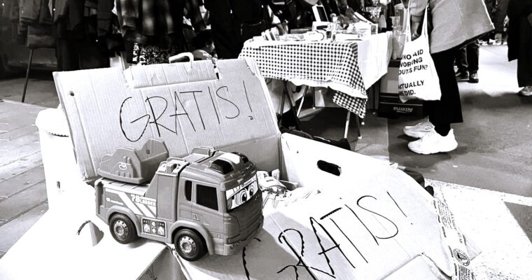 gratislåda på en loppmarknad