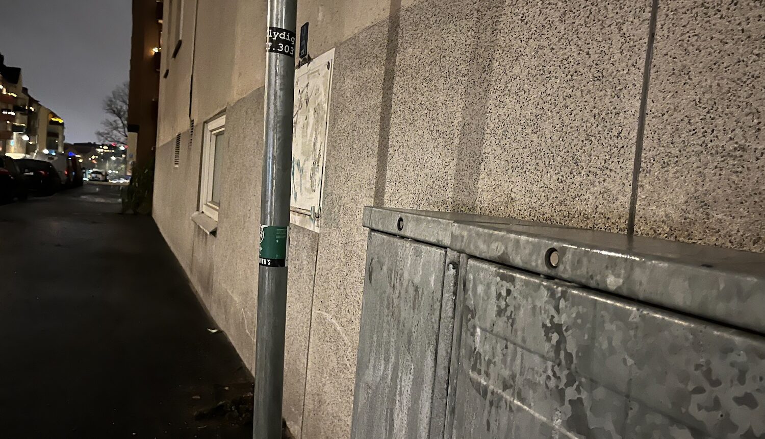 En mörk stadsgata, en kväll.