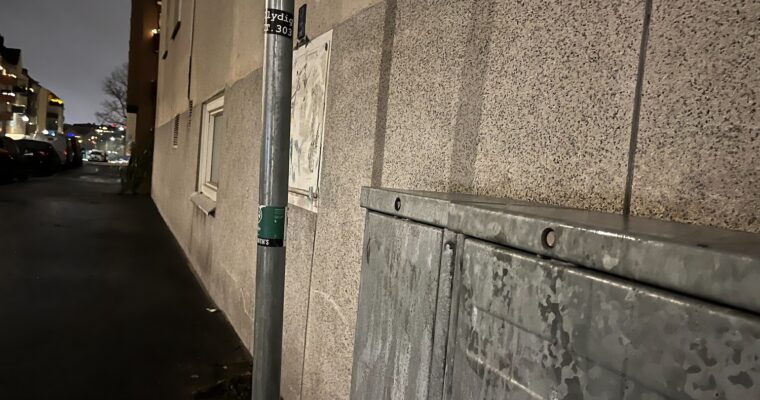 En mörk stadsgata, en kväll.