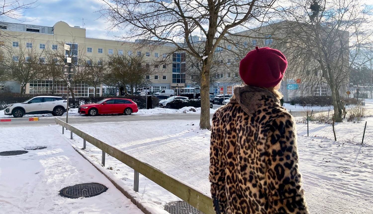 Psykologen Sofia, som egentligen heter något annat, utanför en av WeMinds mottagningar.