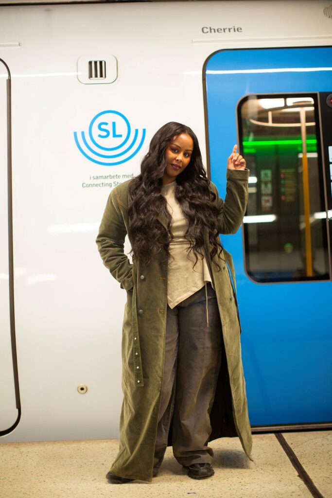 artisten Cherrie framför en tunnelbanevagn med samma namn