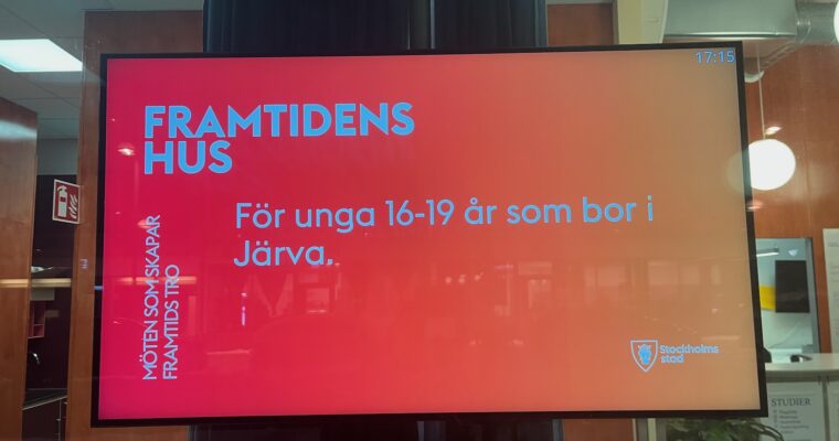 En neonskylt i fönstret hos Framtidens Hus i Rinkeby.