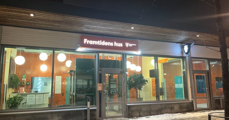 Framtidens Hus i Rinkeby en vinterkväll.