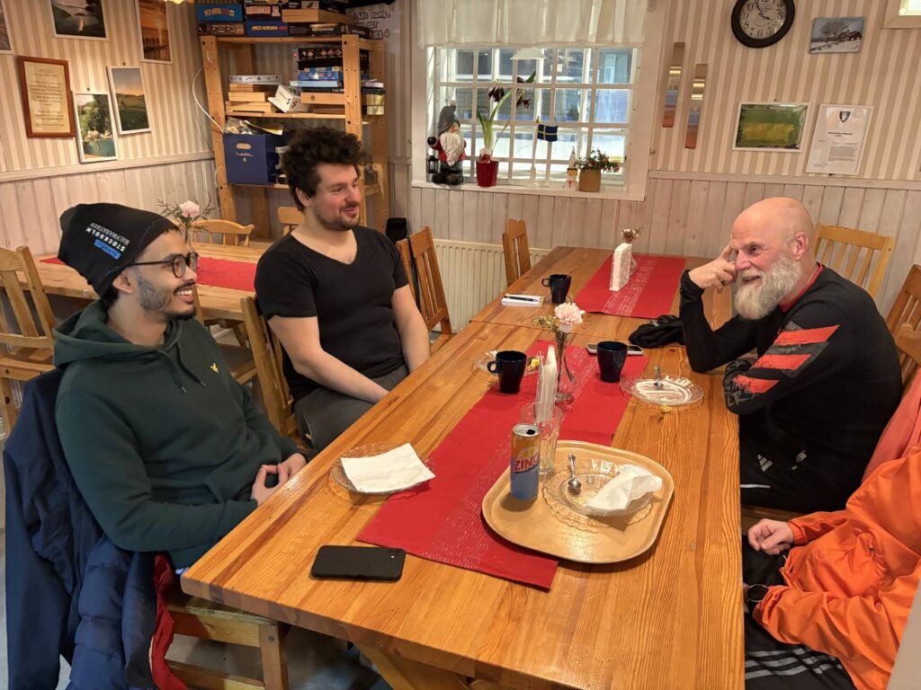 Mansib, Homam, Noah och Mårten fikar.