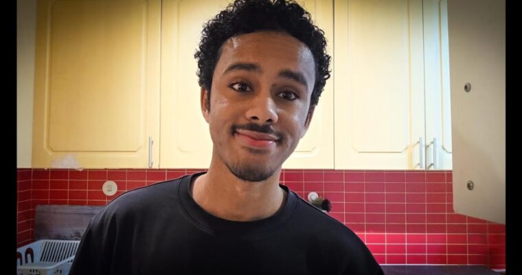 Portätt av Imran i köket.