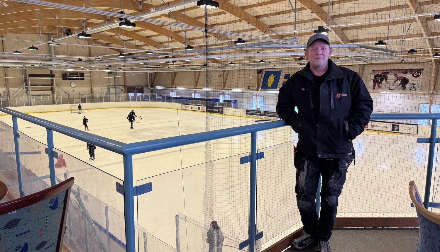 Mikael Lindhe står på läktaren i Husby ishall.