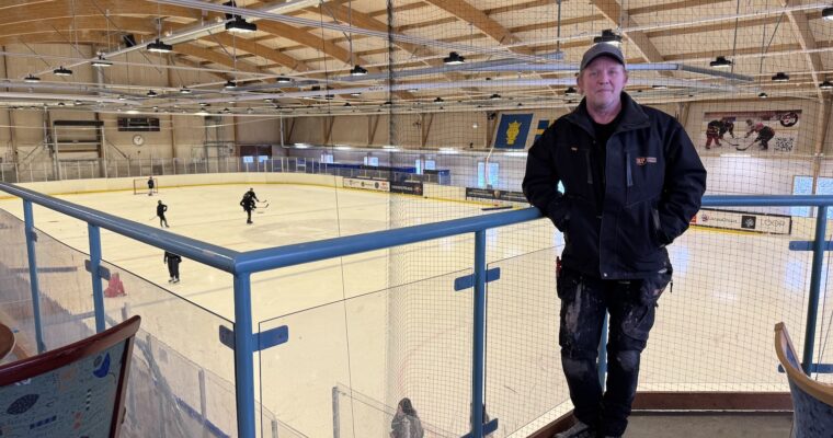 Mikael Lindhe står på läktaren i Husby ishall.