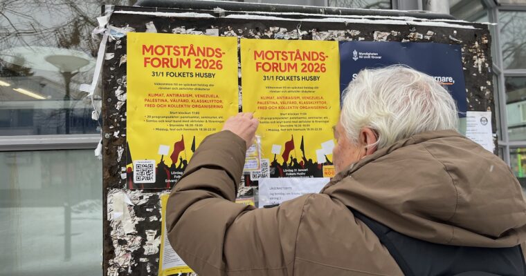 Arne sätter upp en affisch på en föreningstavla.