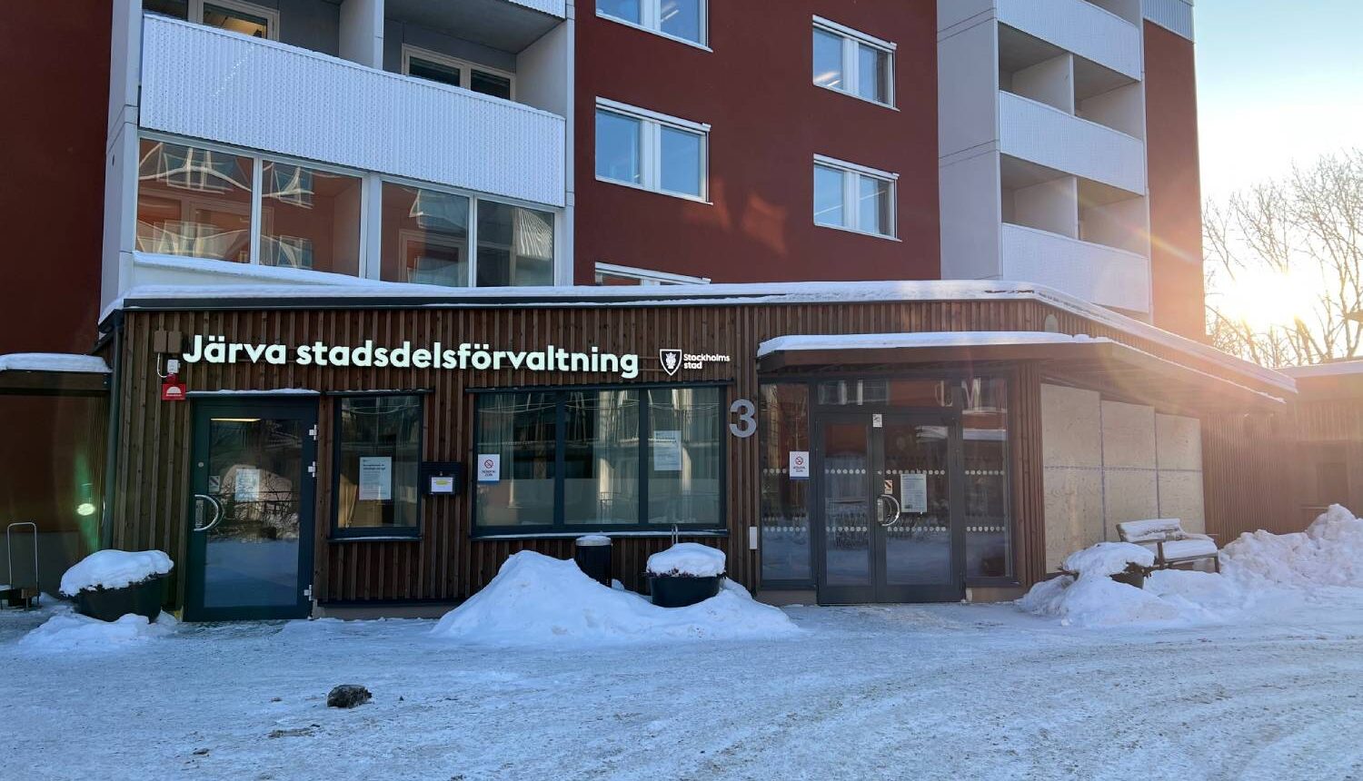 Plywoodskivor i fönstren till stadsdelsförvaltningens reception i Tensta.