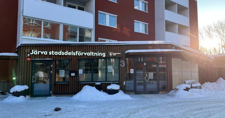 Plywoodskivor i fönstren till stadsdelsförvaltningens reception i Tensta.