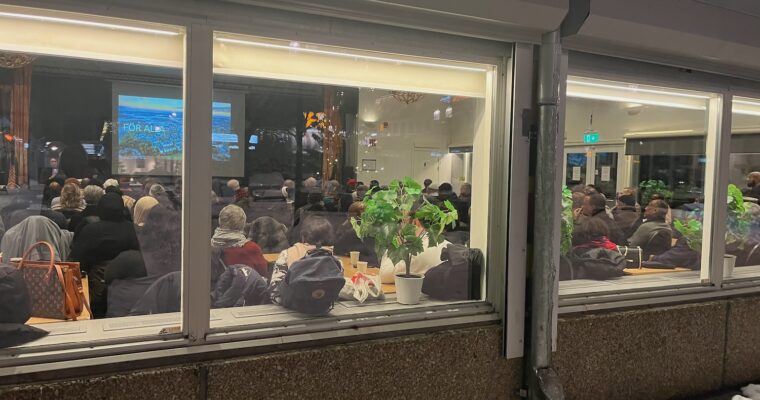 Folkets Husby fotat utifrån, mycket folk i lokalen.