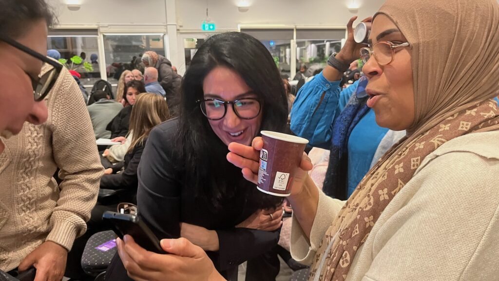 Lawen Redar i samspråk med några s-kvinnor.