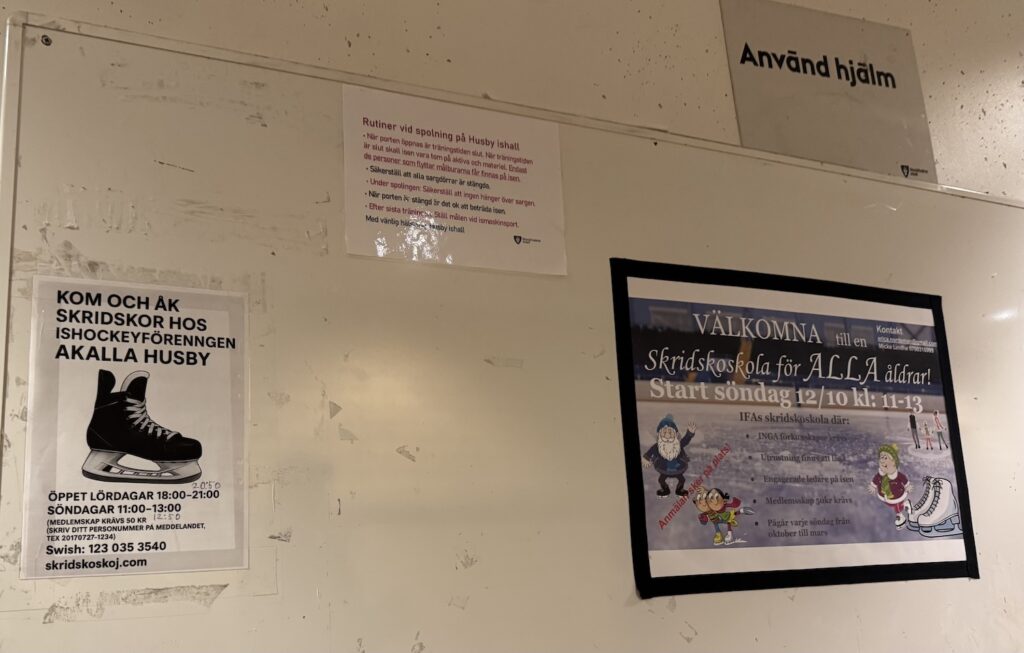 Anslagstavlan i ishallen i Husby. Affischen Skoj på is syns.