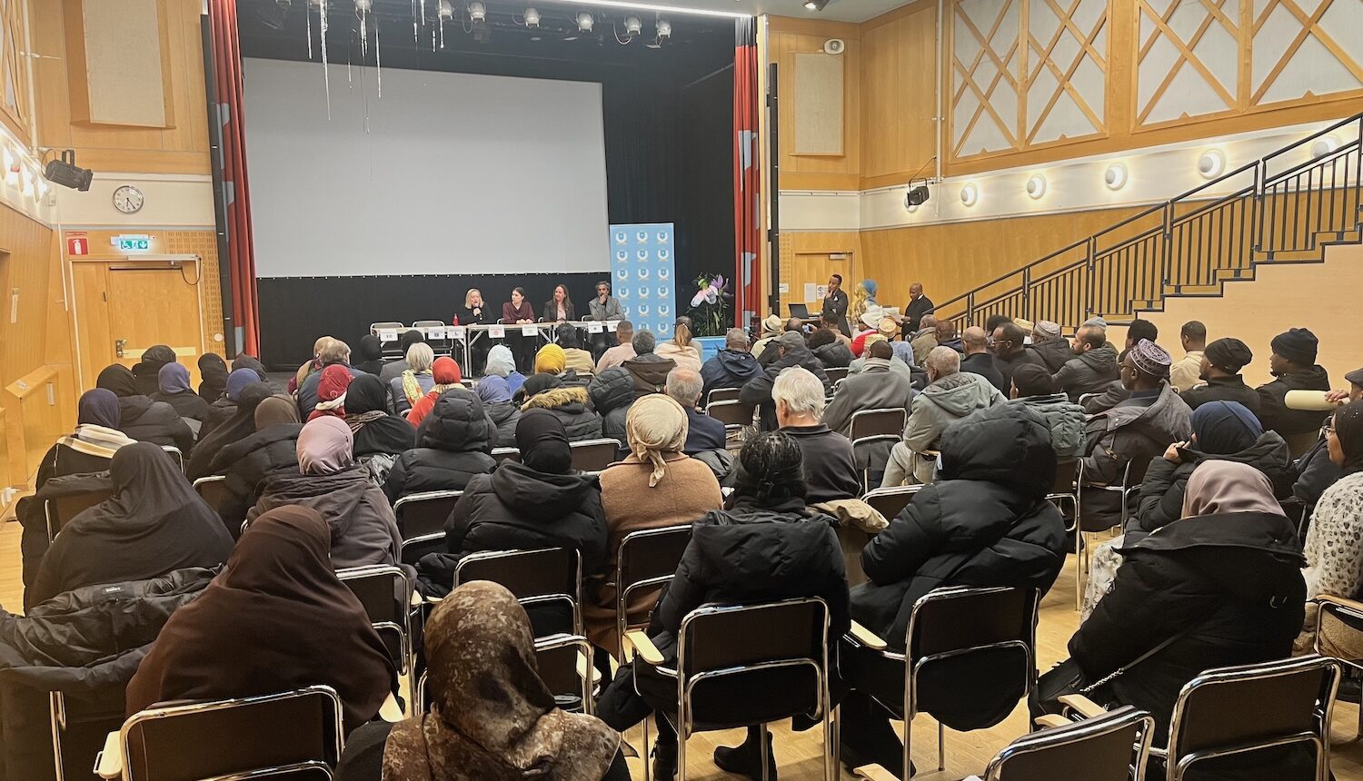 Ett fullt Rinkeby Folkets Hus,