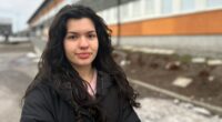 Berina Mujic utanför Rinkebyskolan