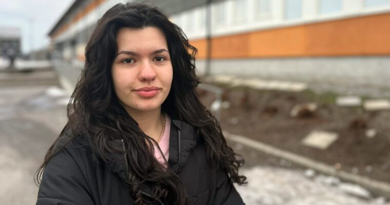 Berina Mujic utanför Rinkebyskolan