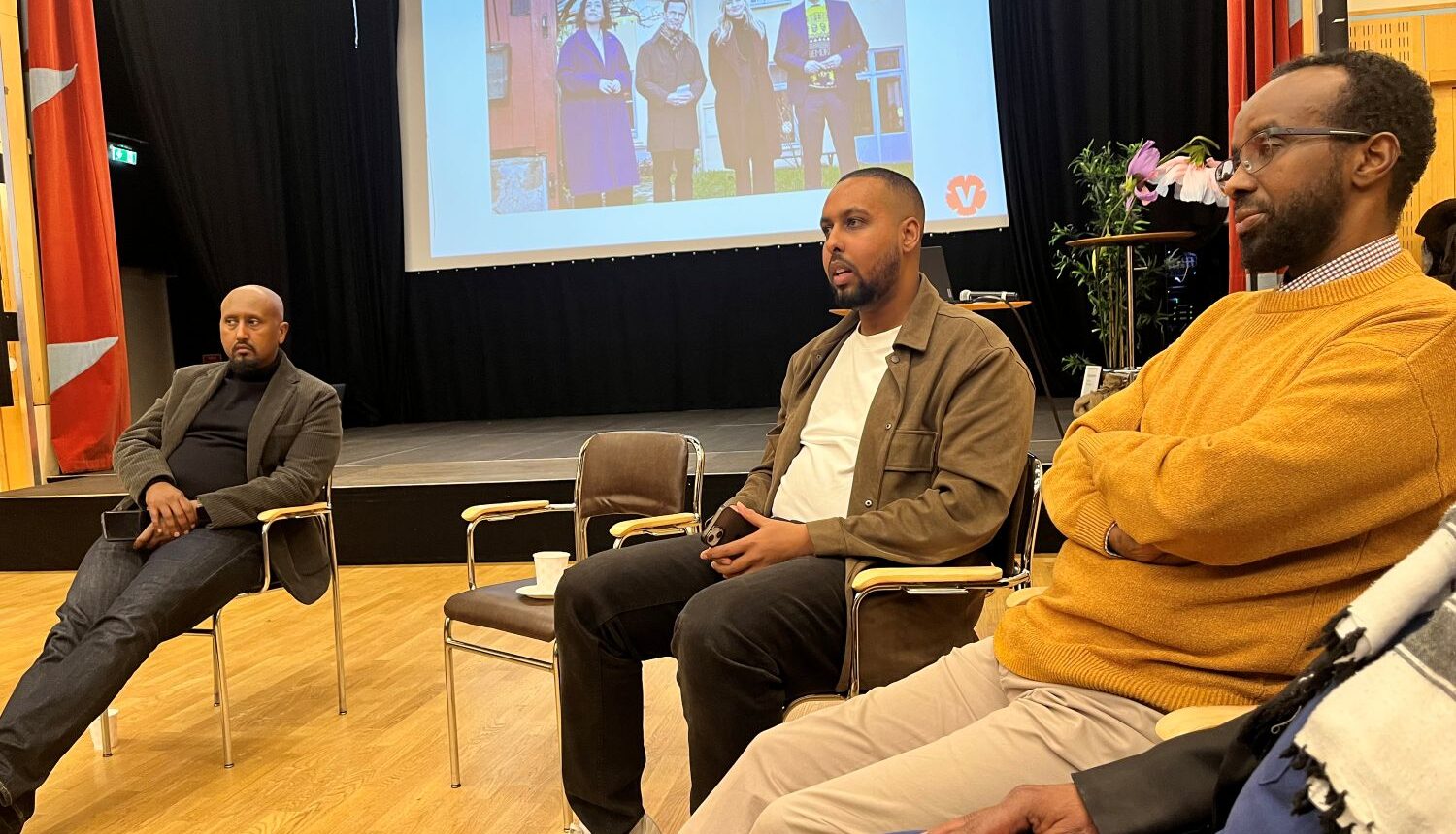 män sitter i cirkel och diskuterar politik