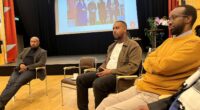 män sitter i cirkel och diskuterar politik