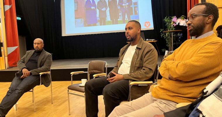 män sitter i cirkel och diskuterar politik