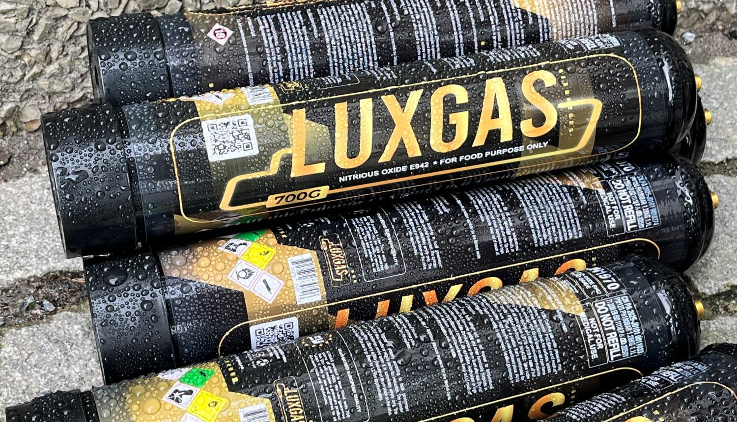 flera lustgastuber som skräpar utomhus