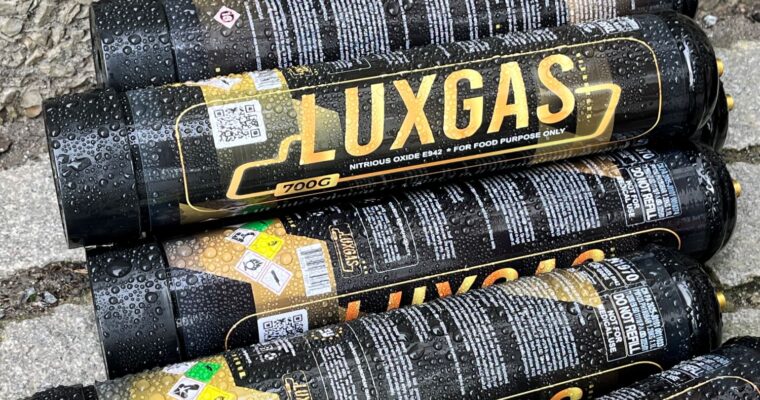 flera lustgastuber som skräpar utomhus