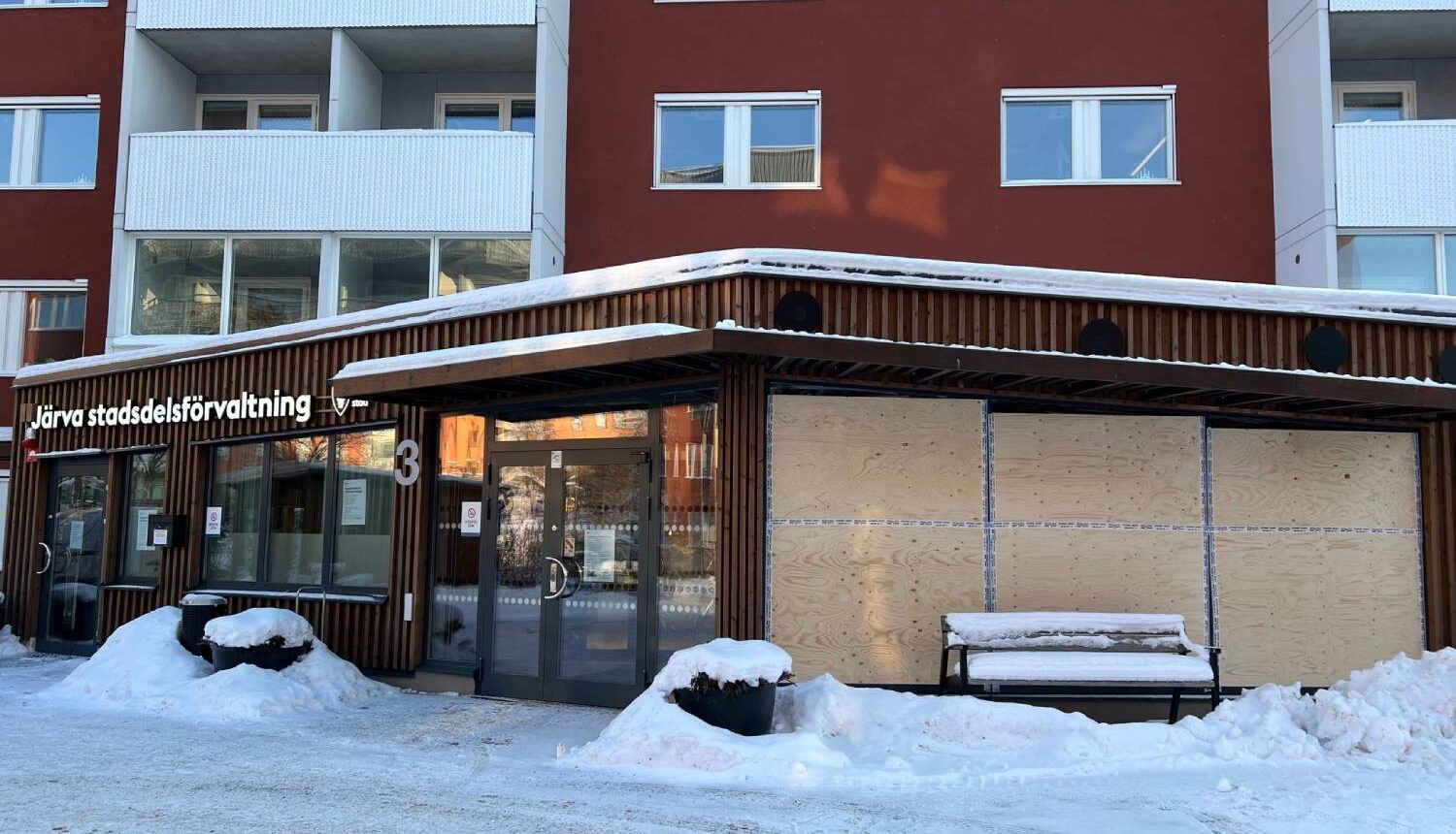 Plywoodskivor i fönstren till stadsdelsförvaltningens reception i Tensta.