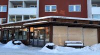 Plywoodskivor i fönstren till stadsdelsförvaltningens reception i Tensta.