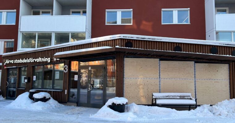 Plywoodskivor i fönstren till stadsdelsförvaltningens reception i Tensta.
