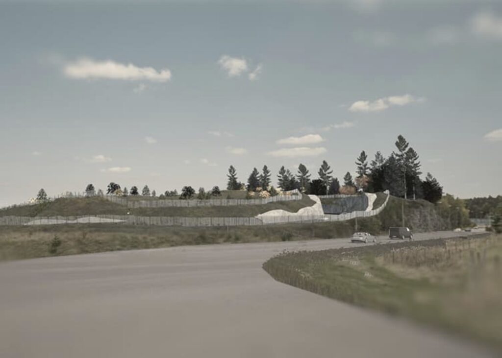 Trafikplats Hjulsta. Den idag skogsklädda höjden efter bygget av "öglan".