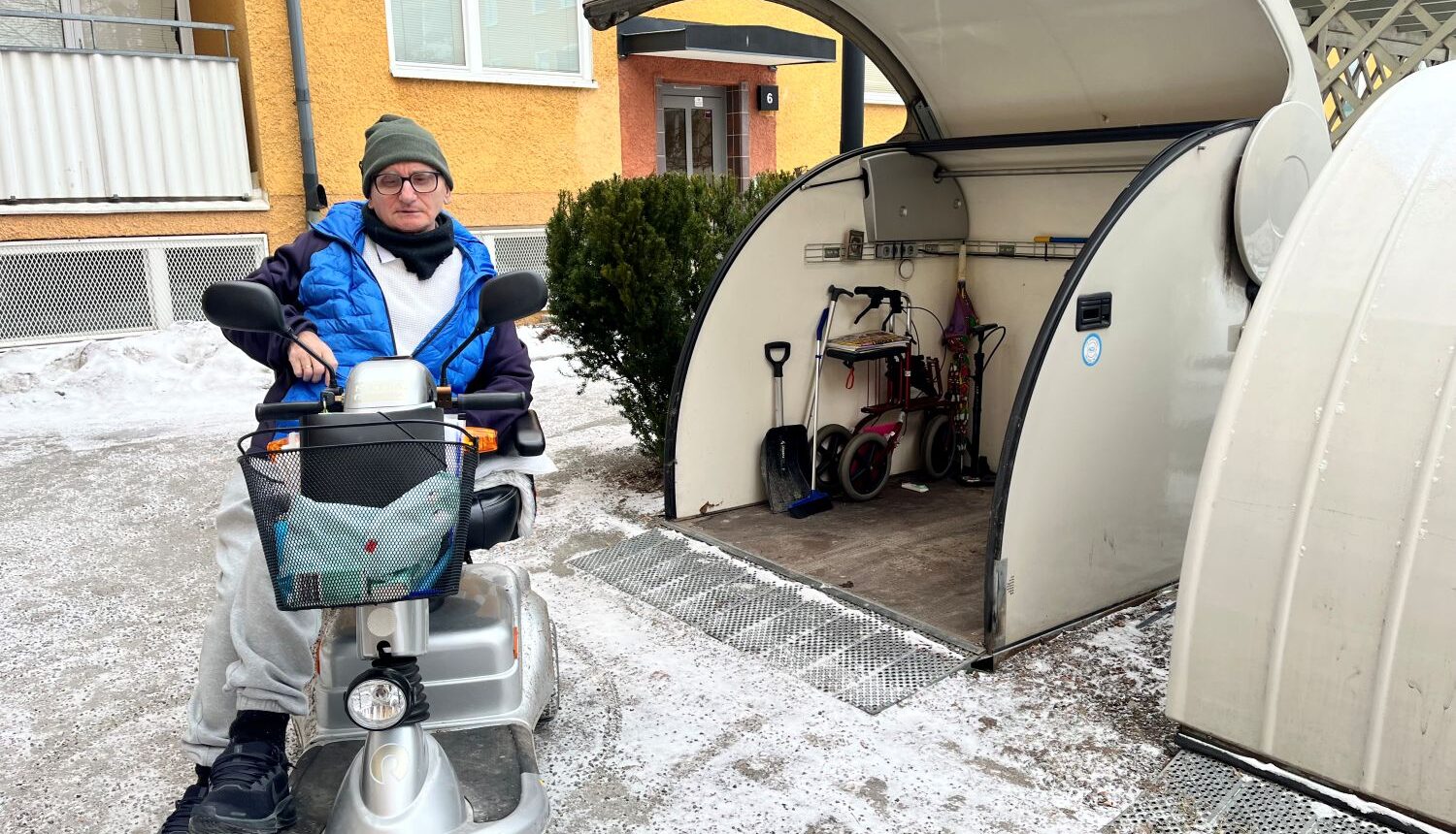 man sitter i sin promenadscooter på vinterunderlag