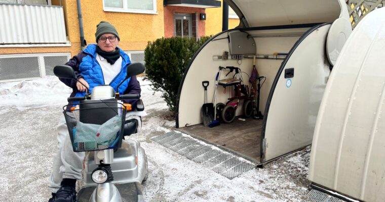 man sitter i sin promenadscooter på vinterunderlag
