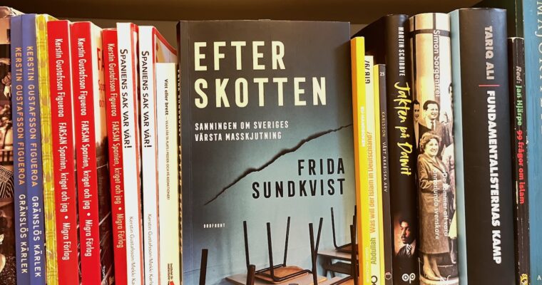 En bok bland många i en bokhylla.