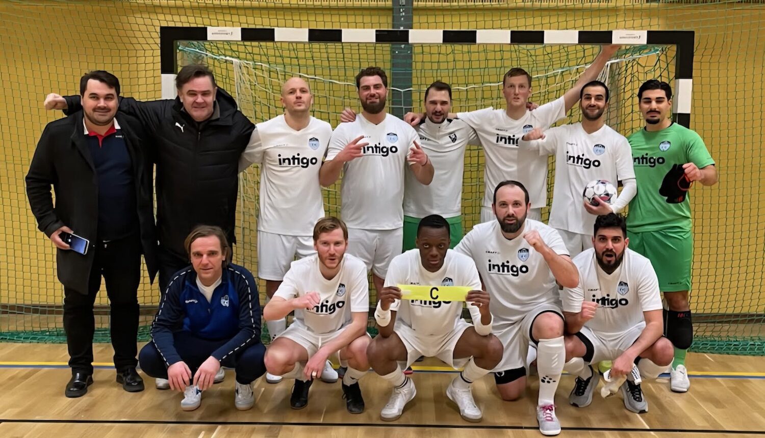 Glatt fotbollslag, lagbild framför målet.