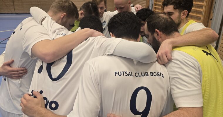 Fotbollspelar står i ring med armarna om varandra.