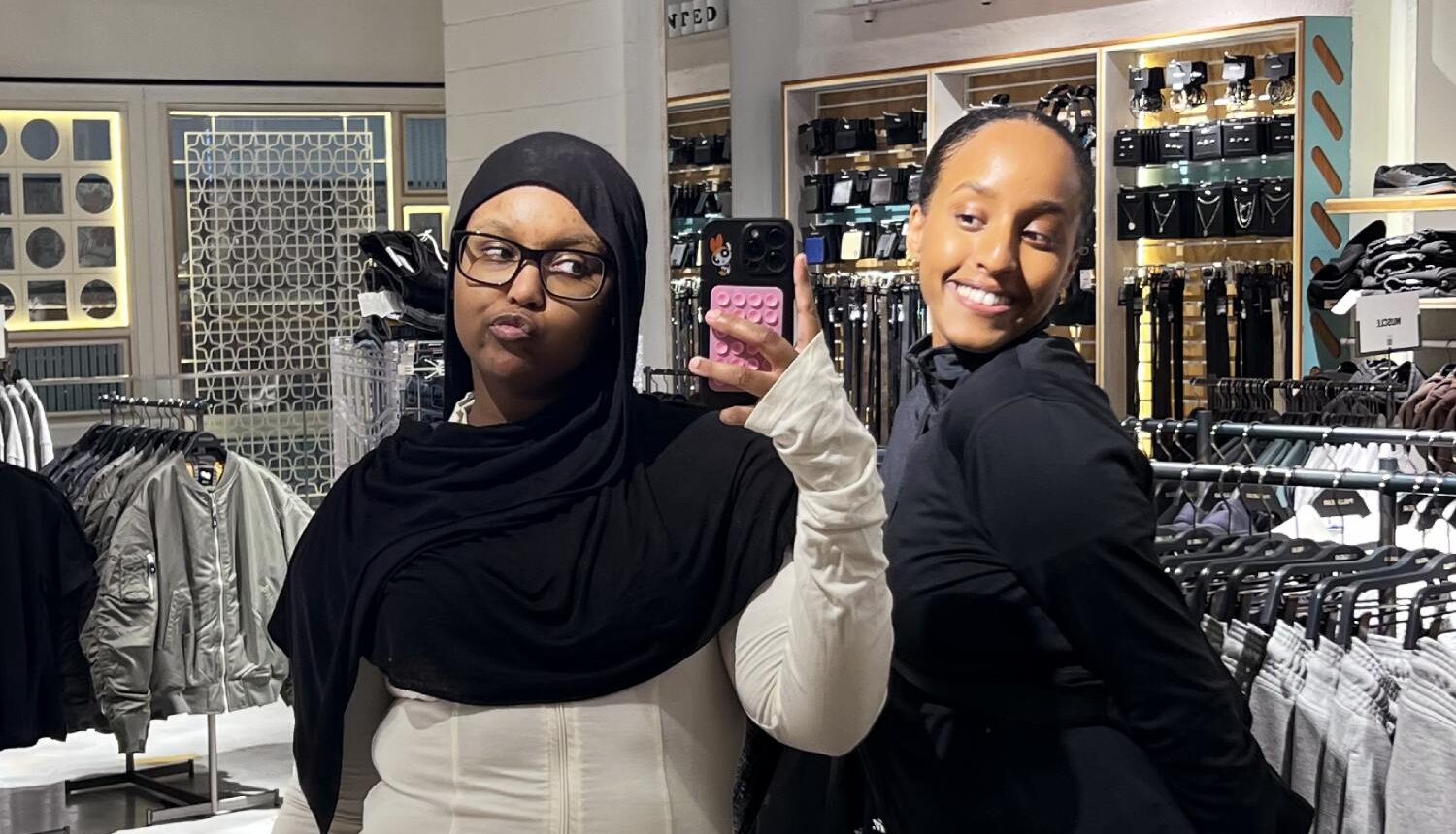 Nada och Sara posar i en klädbutik