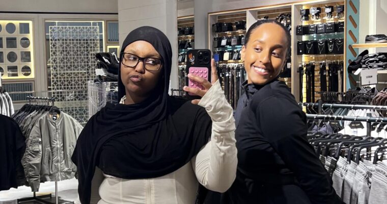 Nada och Sara posar i en klädbutik