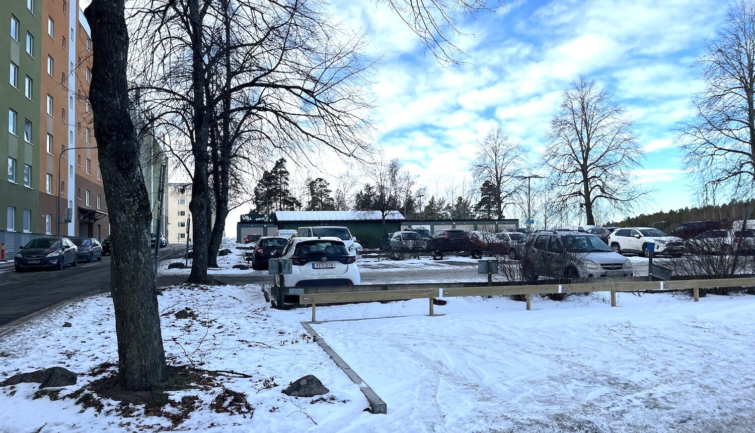 Bilar på parkeringen i Tensta.