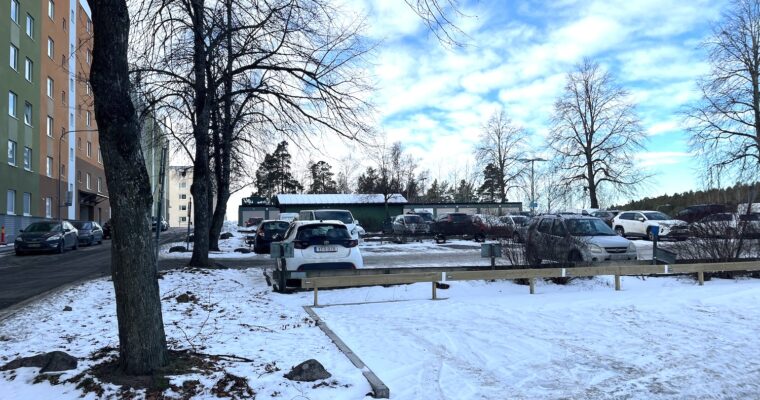Bilar på parkeringen i Tensta.